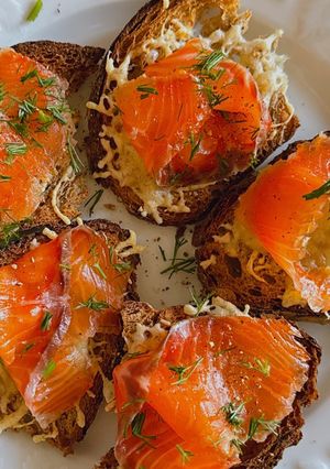 Hình của món Tartine Bánh Mì Nướng Phô Mai Emmental Phủ Cá Hồi Gravlax.