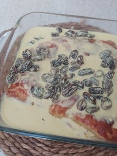 Una foto de Pastel de pollo en salsa de curry y pasas
