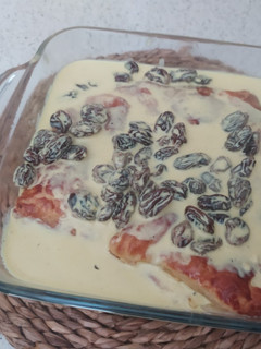 Una foto de Pastel de pollo en salsa de curry y pasas