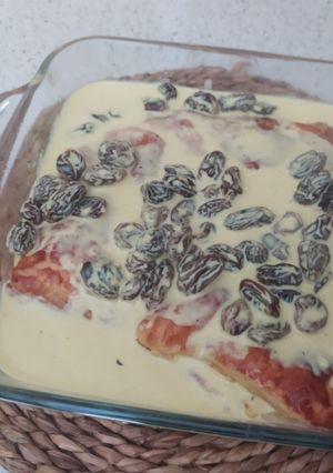 Una foto de Pastel de pollo en salsa de curry y pasas