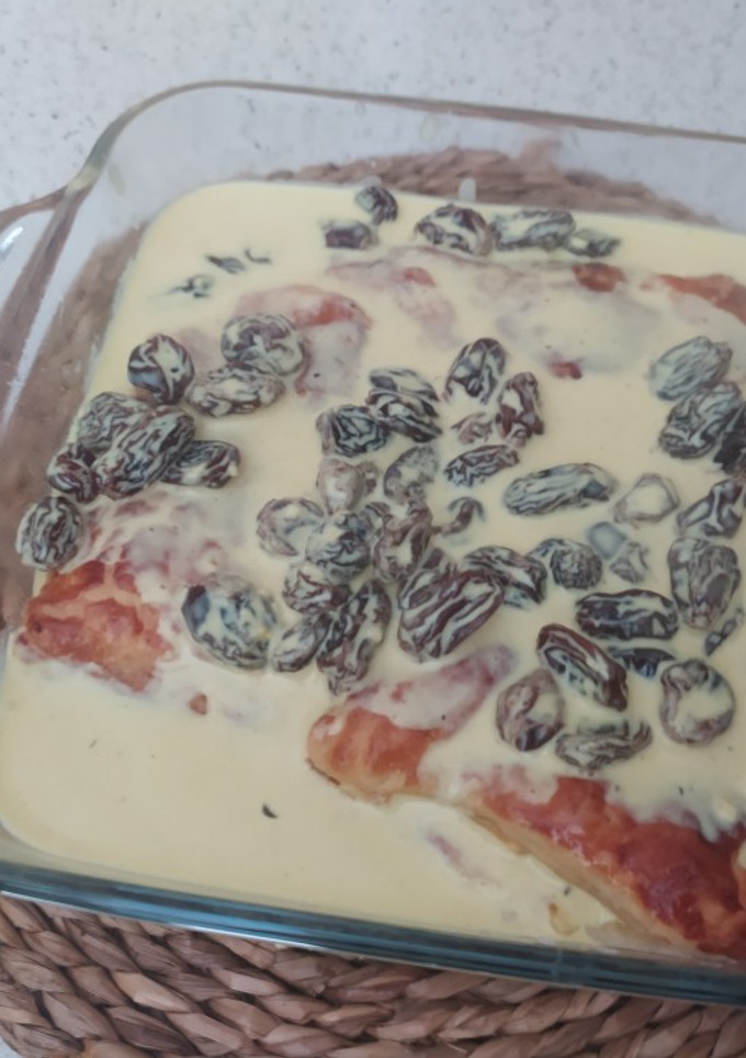 Una foto de Pastel de pollo en salsa de curry y pasas