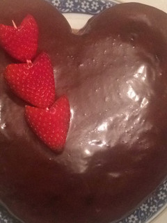 Una foto de Tarta corazón amoroso de fresas clavadas y chocolate