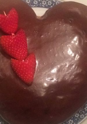 Foto principal de Tarta corazón amoroso de fresas clavadas y chocolate