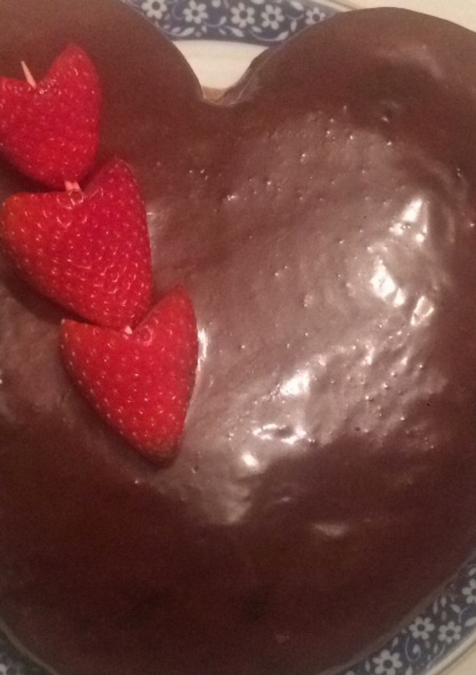 Una foto de Tarta corazón amoroso de fresas clavadas y chocolate