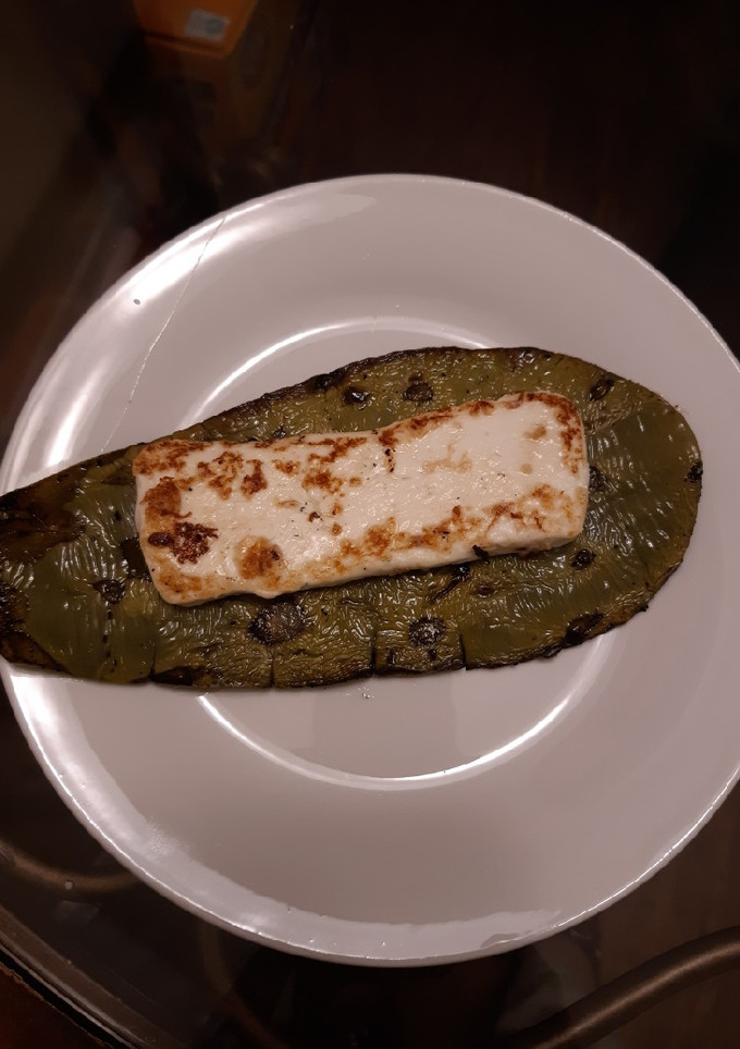 Una foto de Nopal con queso panela asado 🤤🤤