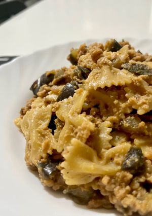 Foto di Farfalle con ragù di soia e melanzane 🍆🌱