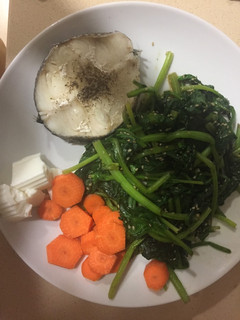 Una foto de Un plato combinado con espinacas frescas