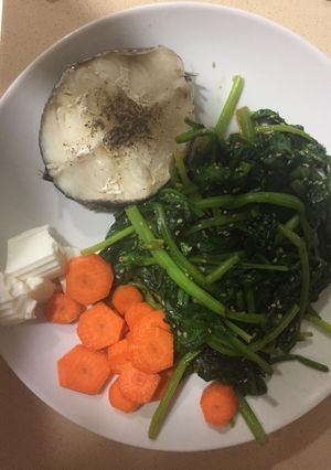 Una foto de Un plato combinado con espinacas frescas