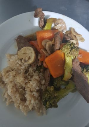 Una foto de Arroz integral con Wok de ternera