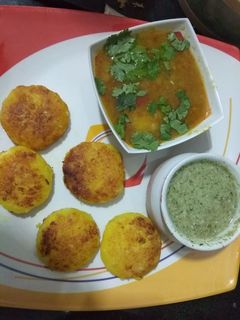 રગડા પેટીસ (Ragda Pattice Recipe In Gujarati) રેસીપી મુખ્ય ફોટો