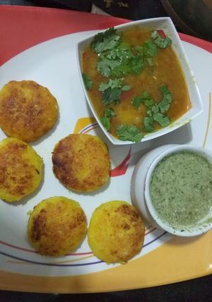 રગડા પેટીસ (Ragda Pattice Recipe In Gujarati) રેસીપી મુખ્ય ફોટો