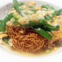 A picture of Mee krob crispy vermicelli.
