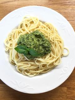 Una foto de Salsa pesto - espaguetis al pesto caseros y sin ajo