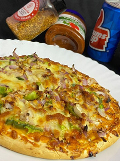 वैजी पिज़्ज़ा (veggie pizza recipe in Hindi) रेसिपी मुख्य फोटो