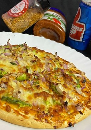 वैजी पिज़्ज़ा (veggie pizza recipe in Hindi) रेसिपी मुख्य फोटो