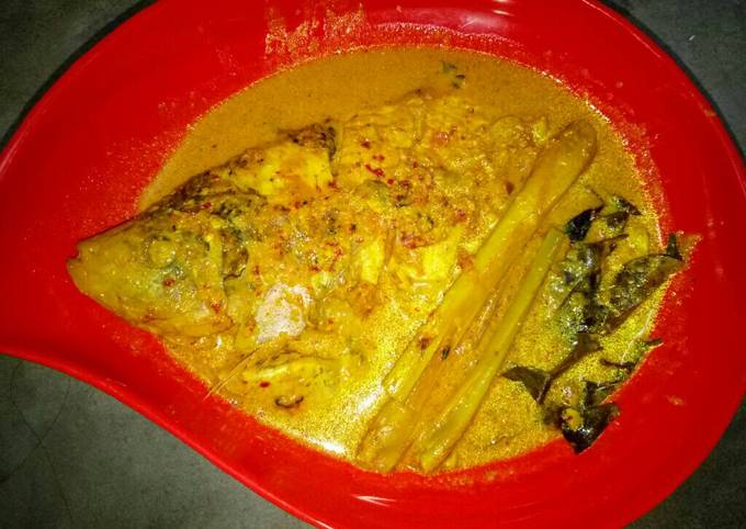 Bagaimana Menyiapkan Gurame semur santan kuah kuning yang Enak