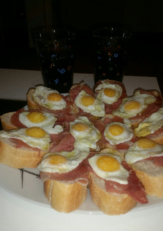 Una foto de Huevos de codorniz con jamón