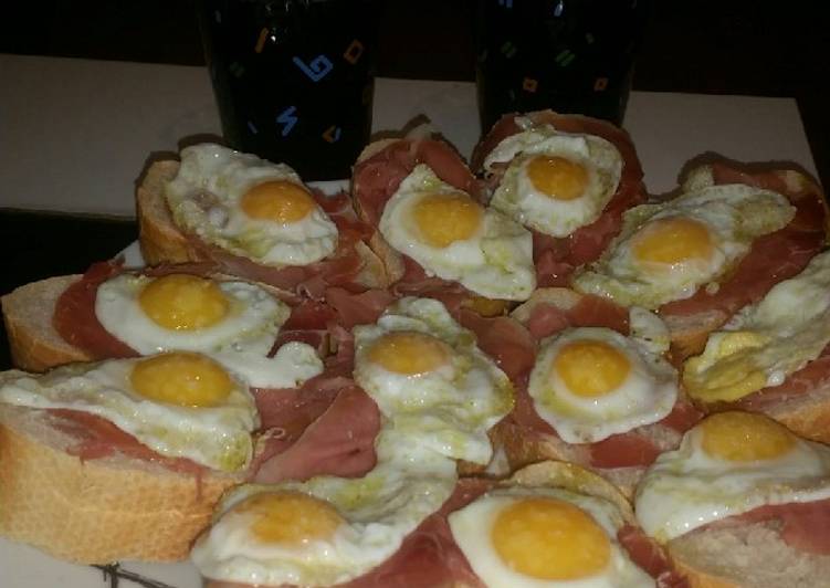 Huevos de codorniz con jamón