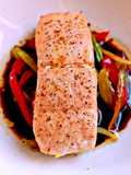 Filetto di Salmone con Verdure Grigliate e Salsa di Soia