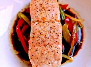 Foto di Filetto di Salmone con Verdure Grigliate e Salsa di Soia