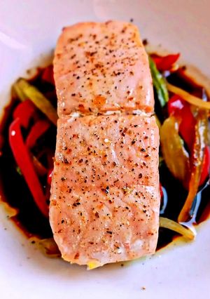 Foto di Filetto di Salmone con Verdure Grigliate e Salsa di Soia