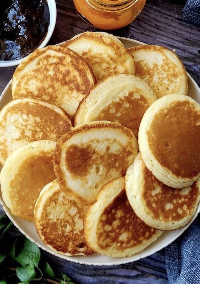 Una foto de Tortitas americanas con banana y chocolate