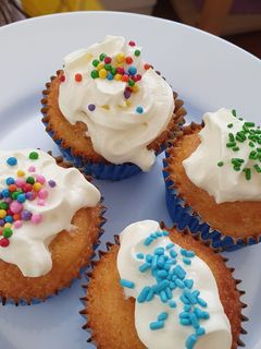 Una foto de Cupcakes de vainilla sencillos y esponjosos
