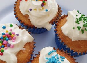 Una foto de Cupcakes de vainilla sencillos y esponjosos