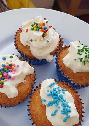 Una foto de Cupcakes de vainilla sencillos y esponjosos
