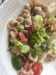 Una foto de Ensalada de fideos integrales con pollo