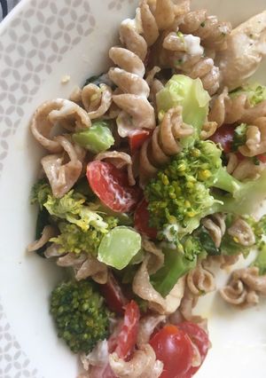 Una foto de Ensalada de fideos integrales con pollo