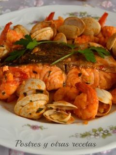 Una foto de Salmón con almejas y gambas
