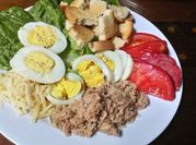 Una foto de atún tomate tostadas
