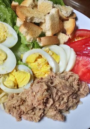 Una foto de Atún con huevo, queso tomate