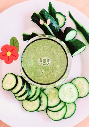Una foto de Té helado matcha con pepino y limón 🍵 🥒 🍋