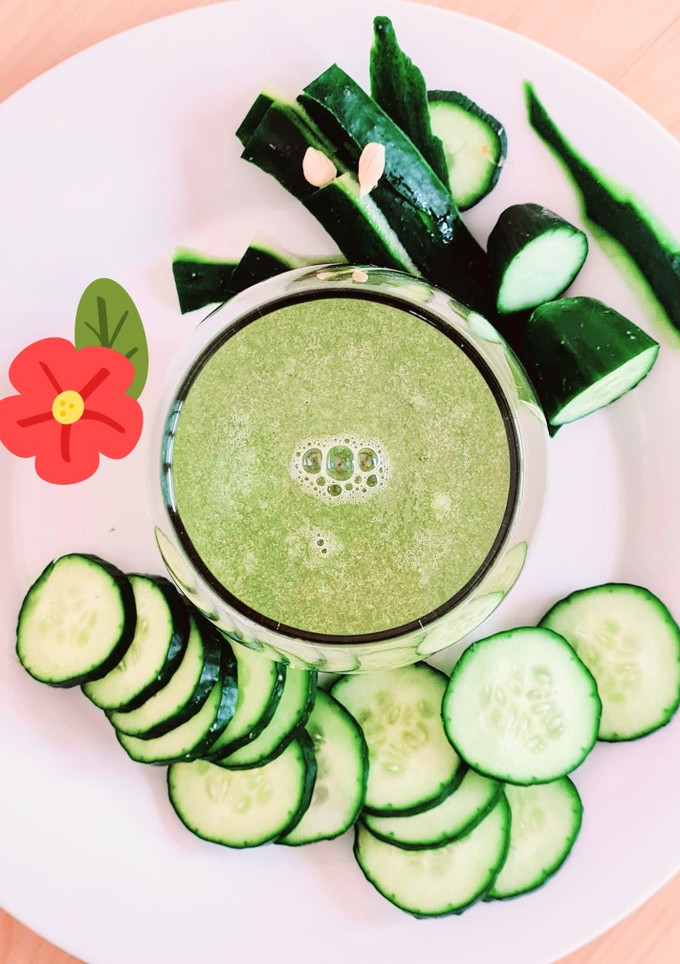 Una foto de Té helado matcha con pepino y limón 🍵 🥒 🍋