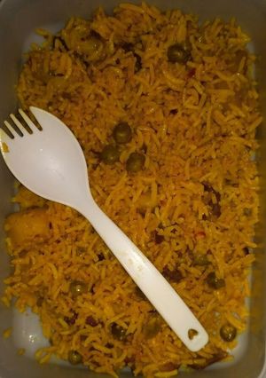 A picture of Aloo matar tehri.