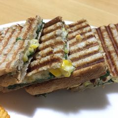 A picture of Spinach corn cheesy sandwich.