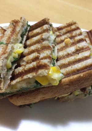 A picture of Spinach corn cheesy sandwich.
