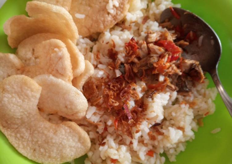 Langkah Mudah untuk Menyiapkan Nasi goreng simple hot wiff cakalang fufu yang Lezat Sekali
