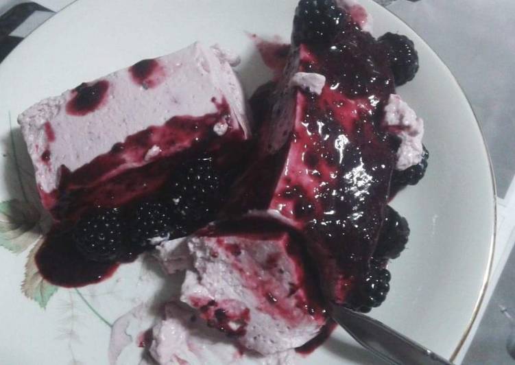 Tarta de moras y queso mascarpone