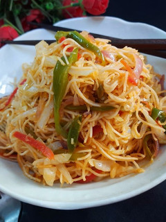 वेजिटेबल नूडल्स (vegetable noodles recipe in Hindi) रेसिपी मुख्य फोटो