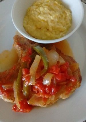 Una foto de Costeleta de cerdo en salsa con maíz cremoso