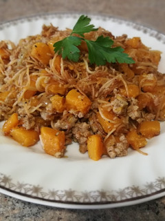 Una foto de Fideuá con pollo y calabaza