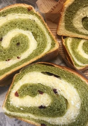 A picture of Ultra soft Matcha Bread （with Yudane or Tangzhong Method) —— for my friend， Eve.