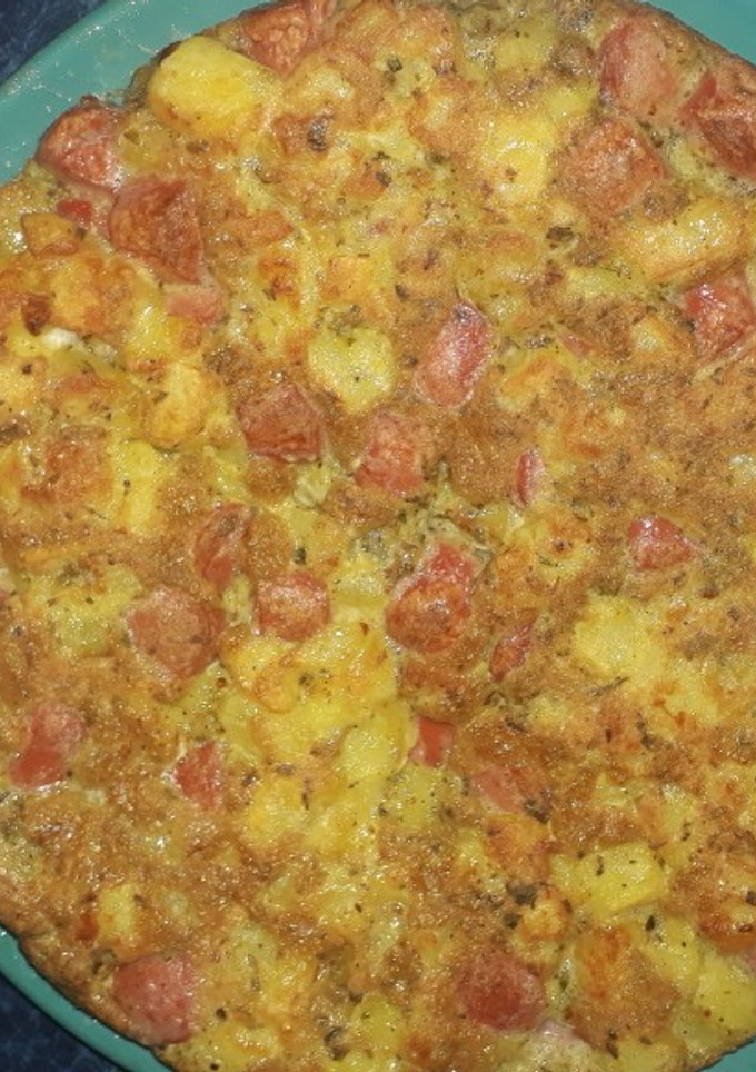 Una foto de Tortilla de papas con salchichas 😋 Súper FÁCIL