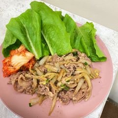 A picture of Japanese beef stir-fry with onion.