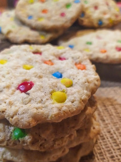 Una foto de Cookies de avena coloridos