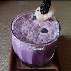 A picture of Mulberry Litchi Milkshake.