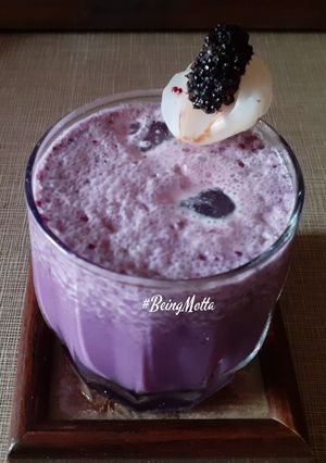 A picture of Mulberry Litchi Milkshake.